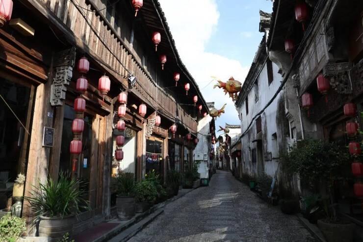 河南信阳，冬捕季开启，渔民忙起网